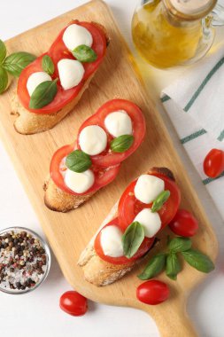 Peynirli, domatesli ve fesleğenli lezzetli sandviçler.