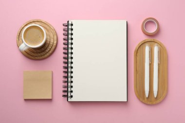 Pembe arka planda dizüstü bilgisayarı olan düz bir kompozisyon