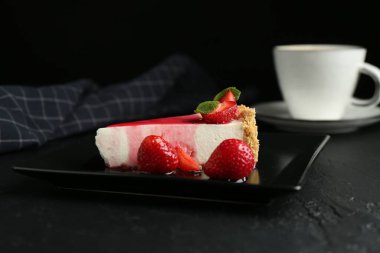 Çilekli, soslu, naneli ve kahveli lezzetli bir cheesecake.