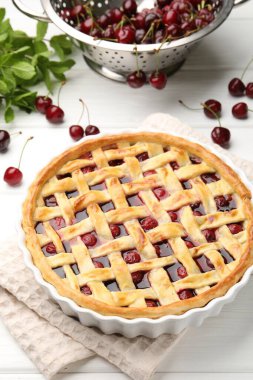 Lezzetli vişneli turta ve böğürtlen beyaz ahşap masada, yakın plan.