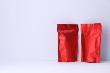 Beyaz arka planda fermuarlı stand-up kesesi. Tasarım için model