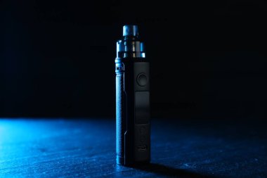 Siyah masada modern elektronik sigara içme cihazı