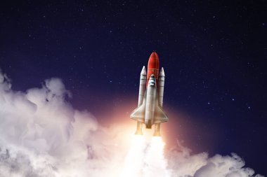 Güzel yıldızlı gökyüzünde modern uzay roketi