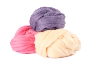 Beyazda izole edilmiş farklı renkte yün
