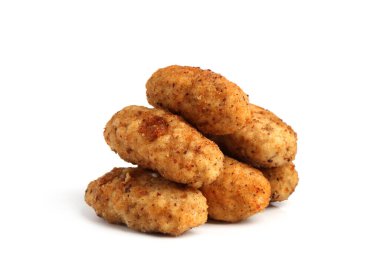 Beyaz üzerine izole edilmiş kızarmış altın kroketler.