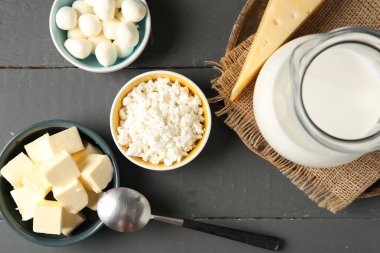 Gri ahşap masada farklı süt ürünleri, düz yatıyordu.
