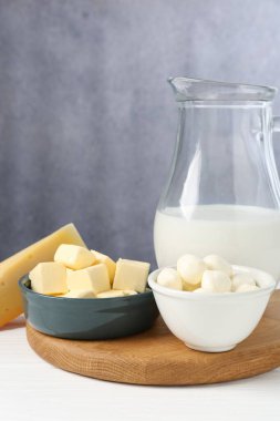 Beyaz ahşap masa üzerinde farklı süt ürünleri