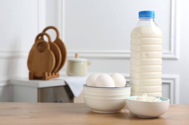 İçerideki ahşap masada farklı süt ürünleri ve yumurtalar. Metin için boşluk