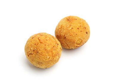 Lezzetli kızarmış köfteler beyaza izole edilmiş, manzaranın üstünde