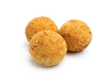 Beyaza izole edilmiş kızarmış köfteler.