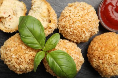 Lezzetli kızarmış köfteli fesleğen ve ketçaplı gri desenli masa, düz yatıyordu.