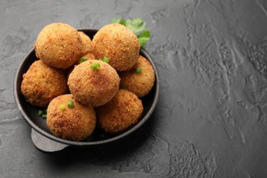 Gri desenli masada yeşil soğanlı leziz kızarmış köfteler, yakın plan. Metin için boşluk