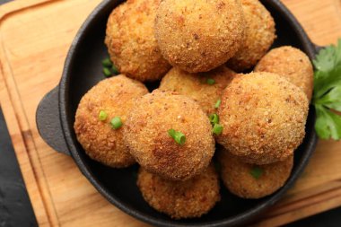 Koyu masada yeşil soğanlı lezzetli kızarmış köfteler.