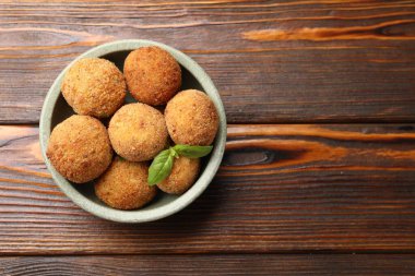 Tahta masadaki fesleğende fesleğen bulunan leziz kızarmış köfteler. Metin için boşluk