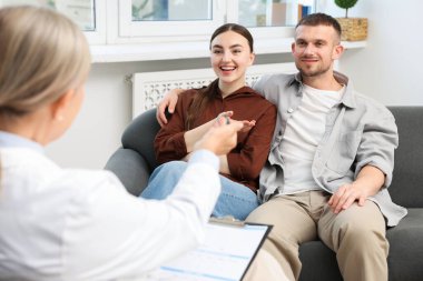 Tüp bebek (tüp bebek). Çift, üreme kliniğinde doktorla görüşüyor.