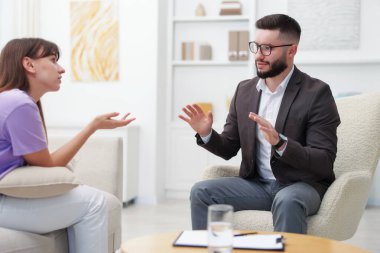 Ofiste hastayla çalışan profesyonel psikolog.