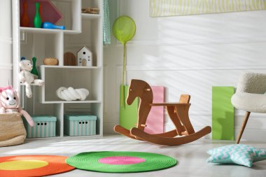 Oyuncakları ve mobilyaları olan şık bir oyun odası. İç tasarım