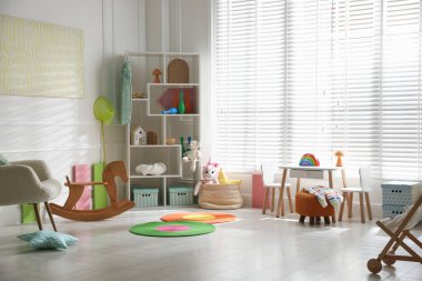Oyuncakları ve mobilyaları olan şık bir oyun odası. İç tasarım