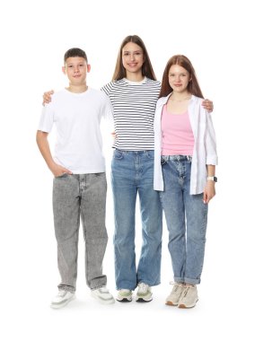 Beyaz arka planda birlikte poz veren mutlu gençler.