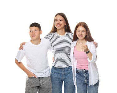 Beyaz arka planda birlikte poz veren mutlu gençler.