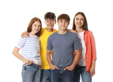 Beyaz arka planda poz veren bir grup mutlu genç.