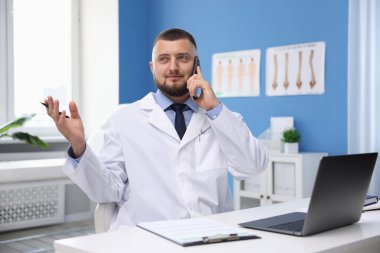 Doktorun klinikte akıllı telefon aracılığıyla online danışmanlık yapması