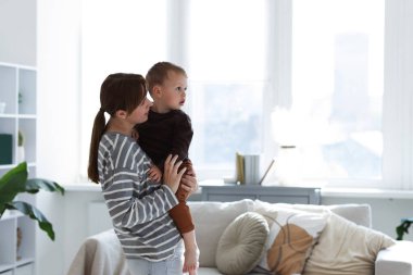 Anne oğluyla evde vakit geçiriyor.