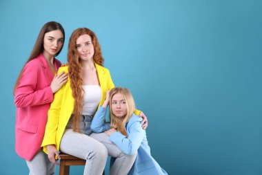 Açık mavi arkaplanda farklı saç rengine sahip güzel kadınlar, metin için boşluk