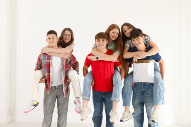 Bir grup genç evde birlikte eğleniyor.