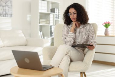 Ofiste dizüstü bilgisayarla çalışan profesyonel bir psikolog.