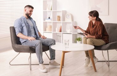 Ofiste hastayla çalışan profesyonel psikolog.