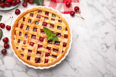 Beyaz mermer masanın üzerinde vişneli turta ve böğürtlen, düz. Metin için boşluk