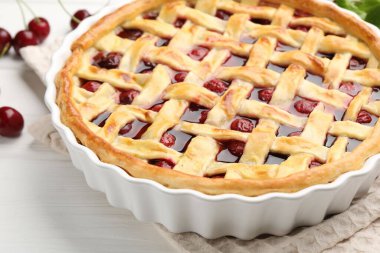 Lezzetli vişneli turta ve böğürtlen beyaz ahşap masada, yakın plan.