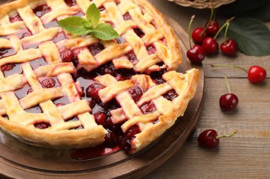 Lezzetli vişneli turta ve böğürtlenler ahşap masada, yakın plan.