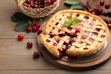 Lezzetli vişneli turta ve böğürtlenler ahşap masada, yakın plan.