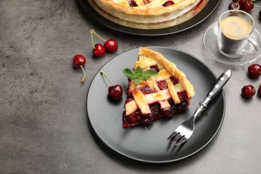 Lezzetli vişneli turta ve gri masada böğürtlen. Mesaj için yer var.