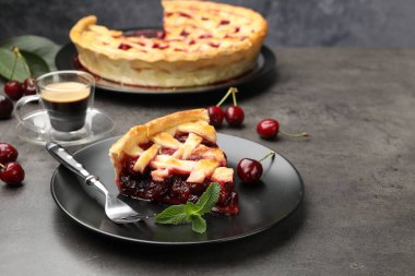 Gri masadaki lezzetli vişneli turta ve böğürtlen, yakın plan.