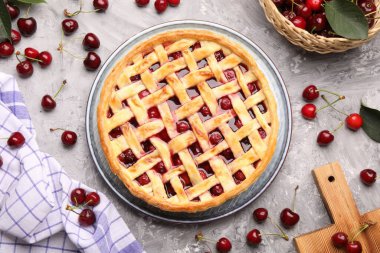 Lezzetli vişneli turta ve gri desenli masada böğürtlen, düz uzanmış