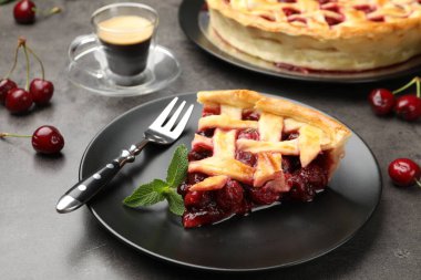 Gri masadaki lezzetli vişneli turta ve böğürtlen, yakın plan.