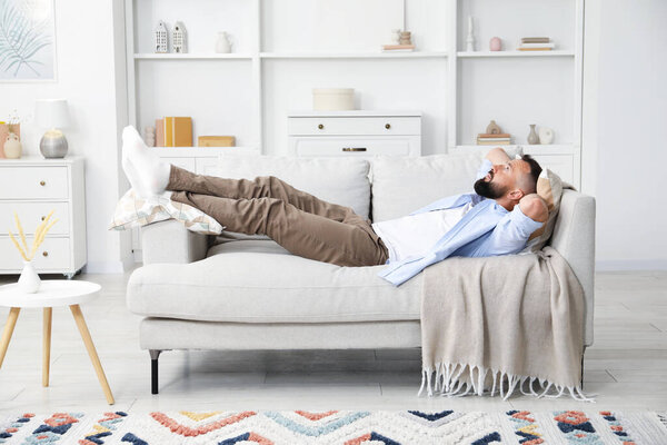 Гармония. Мужчина отдыхает на удобном диване дома