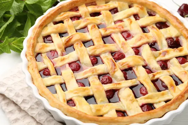 Masada lezzetli vişneli turta, yakın çekim manzaralı.