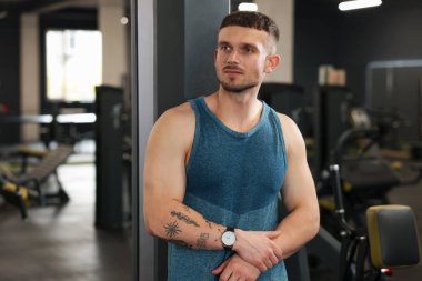 Spor salonundaki profesyonel kişisel antrenör portresi