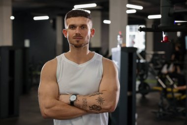 Spor salonundaki profesyonel kişisel antrenör portresi