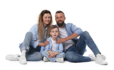 - Aile. Mutlu ebeveynler ve beyaz arka planda oğulları