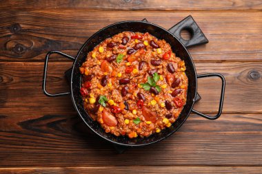 Ahşap masadaki fırında pişirme kabında leziz kırmızı biber.