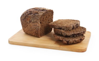 Beyaz üzerine izole edilmiş taze çavdar ekmeği kes