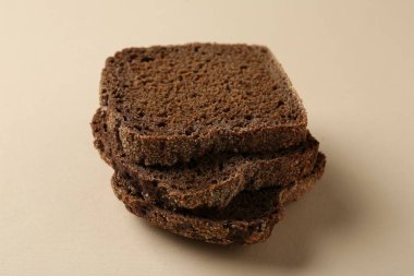 Bej arka planda taze çavdar ekmeği parçaları, yakın plan.