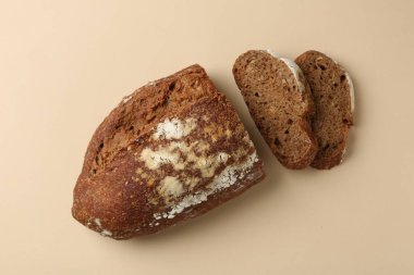 Bej arka planda taze çavdar ekmeği parçaları.