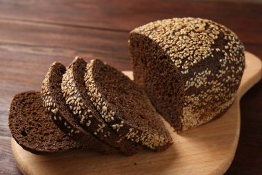 Tahta masada tohumlu taze çavdar ekmeği parçaları, yakın plan.