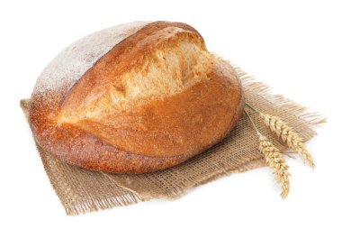 Bir somun taze ekmek ve dikenler beyazın üzerinde izole edilmiş.